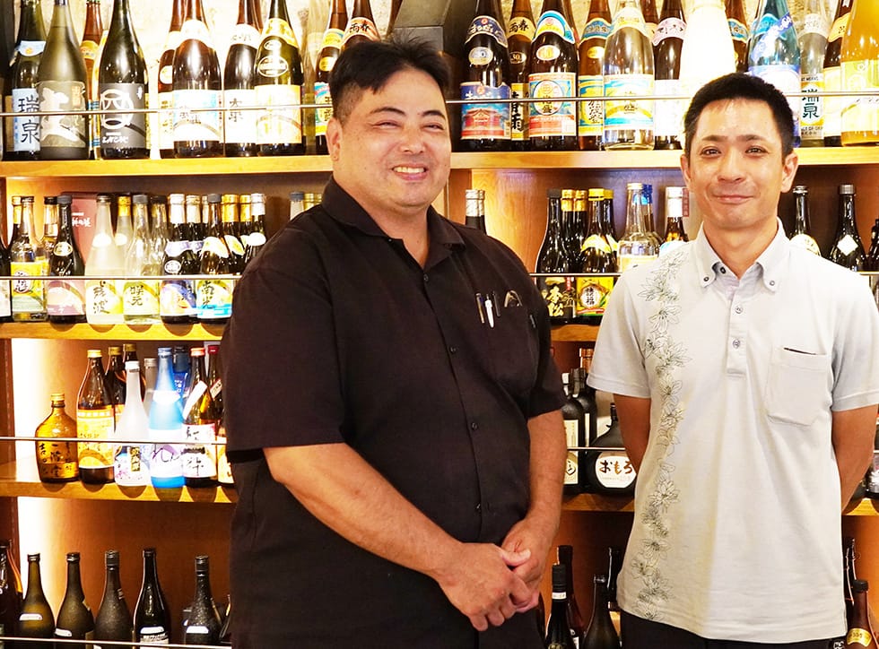 『海のちんぼらぁ』インタビュー　知名 統括料理長（左）、トラストフーズ 喜納裕太